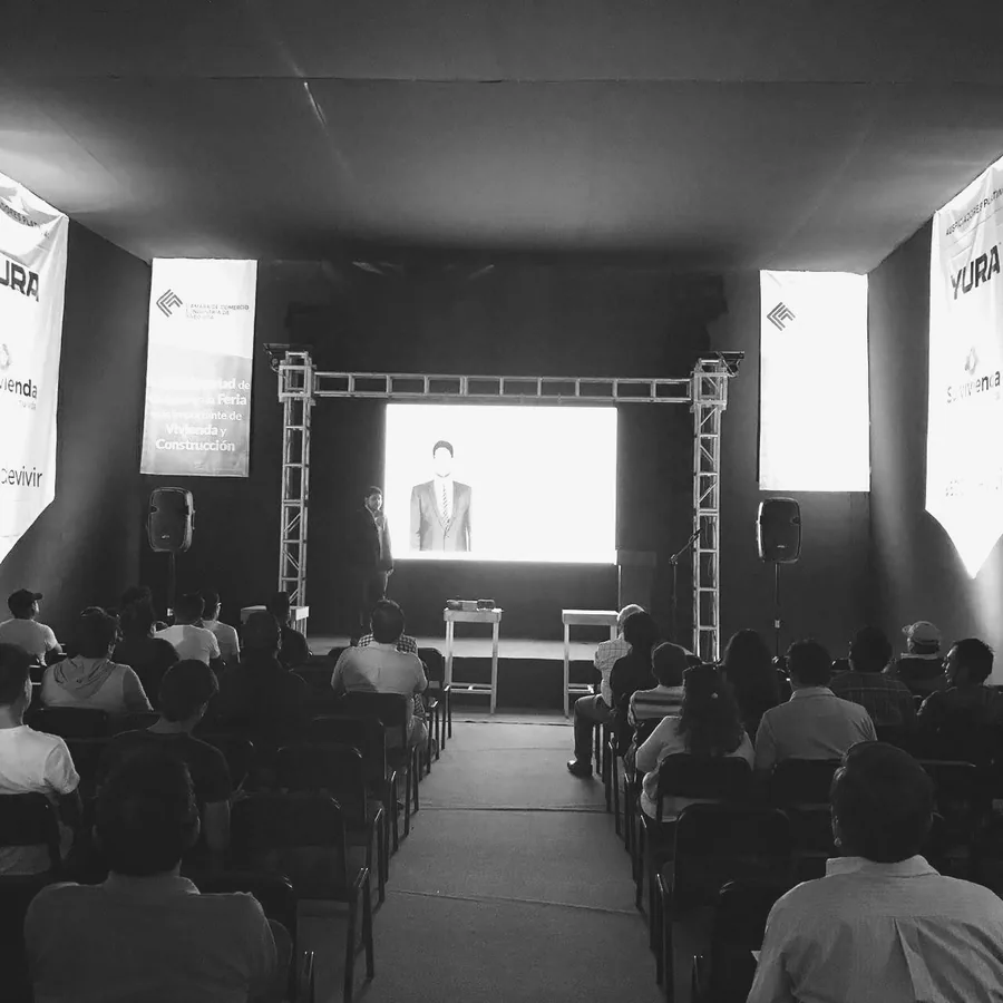 La misma foto del auditorio en el blanco y negro de la marca