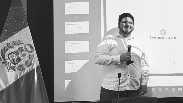 Martín hablando con un micrófono, en blanco y negro